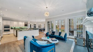 Smart-TV, peis, bordtennis og stereoanlegg