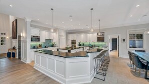 Mikrobølgeovn, ovn, kokeplater og kaffetrakter/tekoker