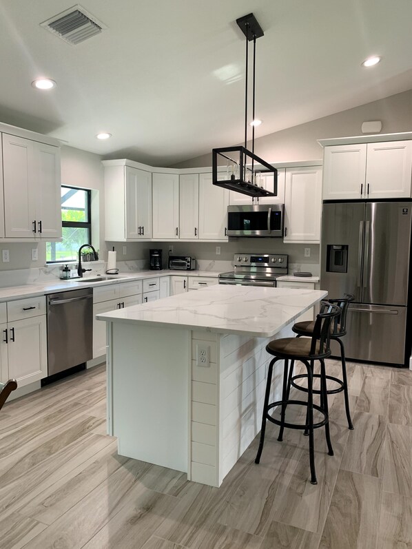 Jääkaappi, mikroaaltouuni, uuni, liesi