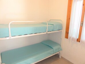 3 makuuhuonetta, tallelokero huoneessa, vuodevaatteet