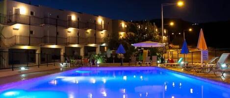 Una piscina al aire libre, una piscina climatizada