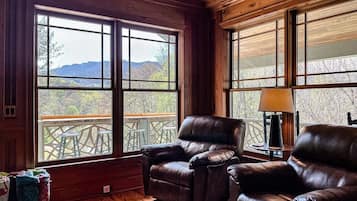 Smart-tv, een open haard en tafelvoetbal