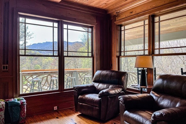 Smart TV, caminetto, tavolo da calcetto