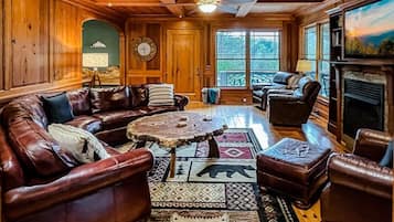 Smart-tv, een open haard en tafelvoetbal