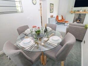 Dishwasher, cookware/dishes/utensils