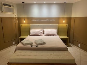 Minibar, individuell dekoriert, individuell eingerichtet, Schreibtisch