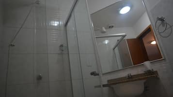 Standard Triple Room | Bathroom | Shower, hair dryer, towels