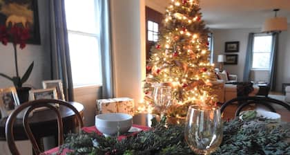 Charming Farmhouse in Ohio Wine Country - 10 mins from the beach