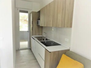 Fridge, microwave, stovetop, dishwasher - Renovated apartment on the second floor with swimming pool (Bibione)