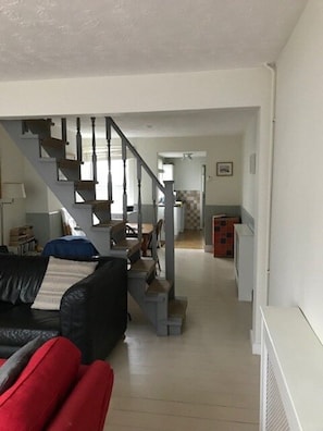 TV - Two minutes from beach. Cosy pet-friendly cottage in cool location with garden. (Whitstable)