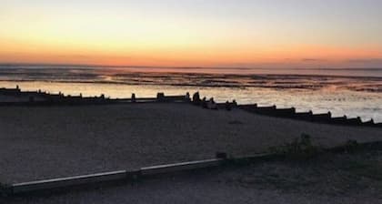 Two minutes from beach. Cosy pet-friendly cottage in cool location with garden.