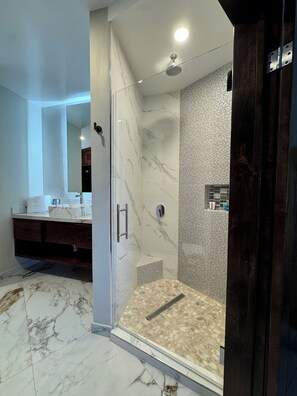 Dusche, Haartrockner, Handtücher, Seife