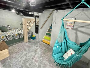 4 bedrooms, free WiFi, bed sheets - Fun, group friendly house close to fair! Sleeps 8 (Des Moines)