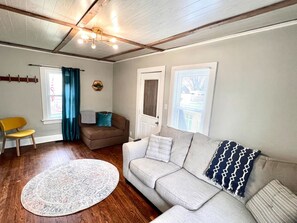 Smart TV, books - Fun, group friendly house close to fair! Sleeps 8 (Des Moines)