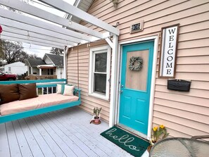 Terrace/patio - Fun, group friendly house close to fair! Sleeps 8 (Des Moines)