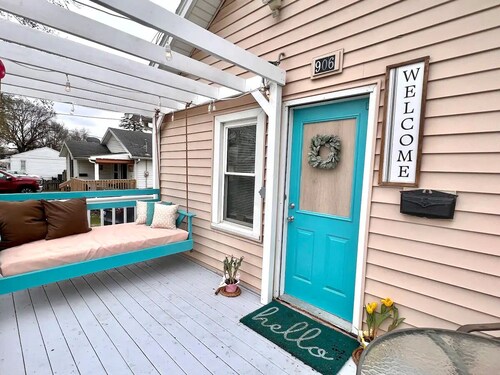 Fun, group friendly house close to fair! Sleeps 8