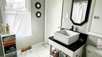 Combined shower/bathtub, hair dryer, towels, soap