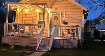 Fun, group friendly house close to fair! Sleeps 8