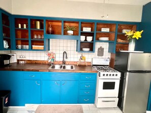 Fridge, microwave, oven, stovetop - Fun, group friendly house close to fair! Sleeps 8 (Des Moines)