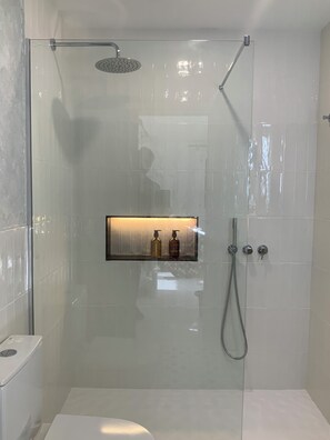 Bañera con ducha, secador de pelo, bidet, toallas