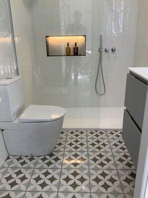 Combined shower/bathtub, hair dryer, bidet, towels