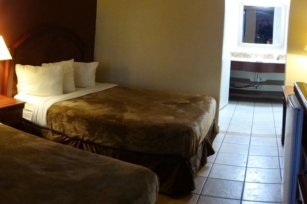 Habitación doble, 2 camas de matrimonio | Wifi gratis y ropa de cama