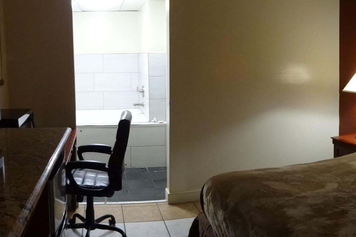 Single Room, 1 King Bed | Free WiFi, bed sheets
