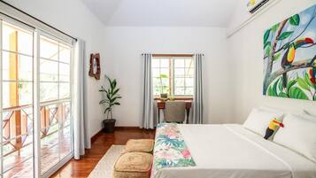 2 bedrooms, desk