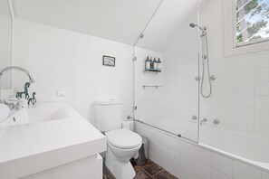 Ensemble douche/baignoire, sèche-cheveux, serviettes fournies, savon