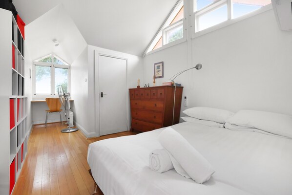 2 bedrooms, desk, iron/ironing board, WiFi