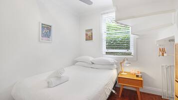 2 bedrooms, desk, iron/ironing board, WiFi