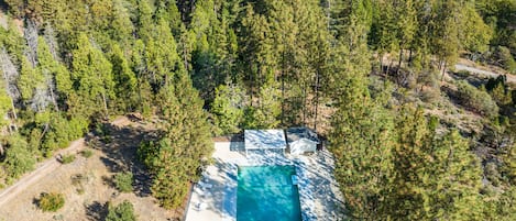 Una piscina al aire libre