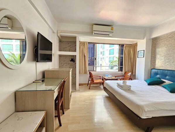 Superior Double Room | Bed sheets - Crown   Bts   Nana  Hotel (Bangkok)