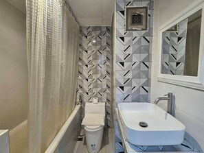 Standard Twin Room, 2 Single Beds | Bathroom - Crown   Bts   Nana  Hotel (Bangkok)