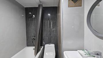Un baño moderno con bañera, inodoro y lavamanos.