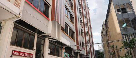 Un edificio de varios pisos con un letrero que indica un restaurante en la planta baja.