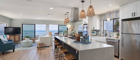 ثلاجة، ميكروويف، فرن، موقد طهي مسطح