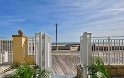 GORGEOUS Large Direct Ocean Front Boardwalk/Pool 2 parking
