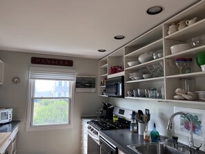 Geladeira, micro-ondas, cooktop, lava-louças