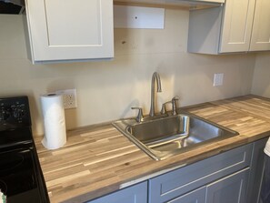 Refrigerador, microondas, parrilla de estufa y cafetera y tetera