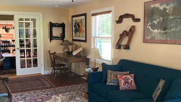 TV connectée, cheminée, livres