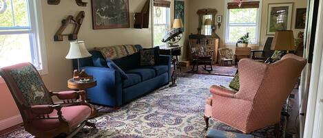 Smart TV, chimenea y libros