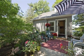 Terrace/patio - The Congamond Cottages: Private Lakefront Cottage (Suffield)