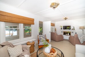 TV - The Congamond Cottages: Private Lakefront Cottage (Suffield)