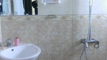 Bathtub, free toiletries, towels