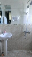 Bañera, artículos de higiene personal gratuitos y toallas