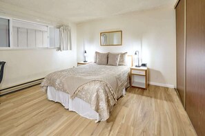 1 slaapkamer, een strijkplank/strijkijzer, wifi, beddengoed