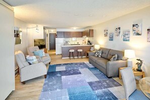 TV, fireplace, DVD player, offices - Oceanfront Condo - Second Floor - Fireplace! (Lincoln City)