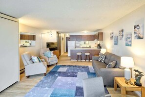 TV, fireplace, DVD player, ping pong - Oceanfront Condo - Second Floor - Fireplace! (Lincoln City)