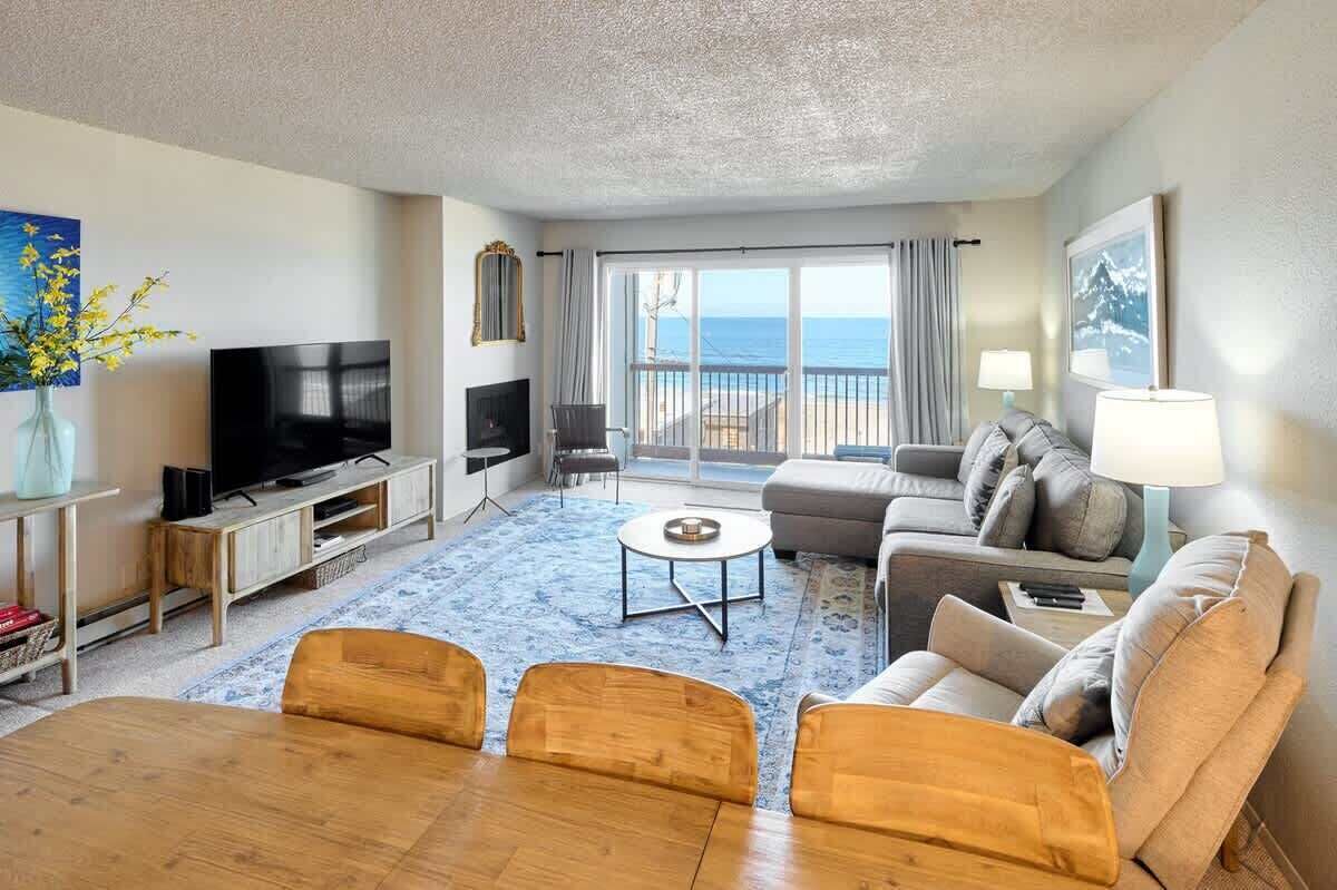 Televisión, chimenea, reproductor de DVD, mesa de ping pong